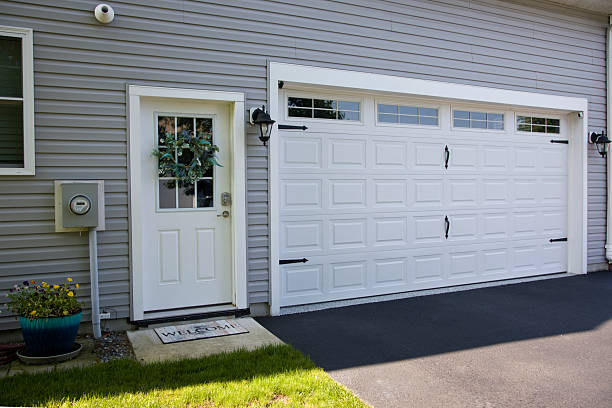 24/7 Emergency Garage Door Panel Replacement experts in Waelder, TX